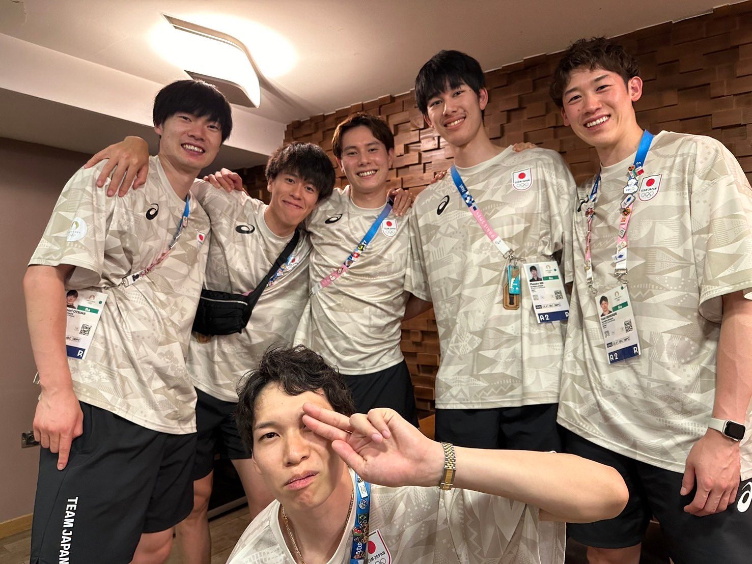 「1人だけOHじゃない人がいる。 1番イケてるピースしてる。」バレー男子日本代表のオフショットが話題に