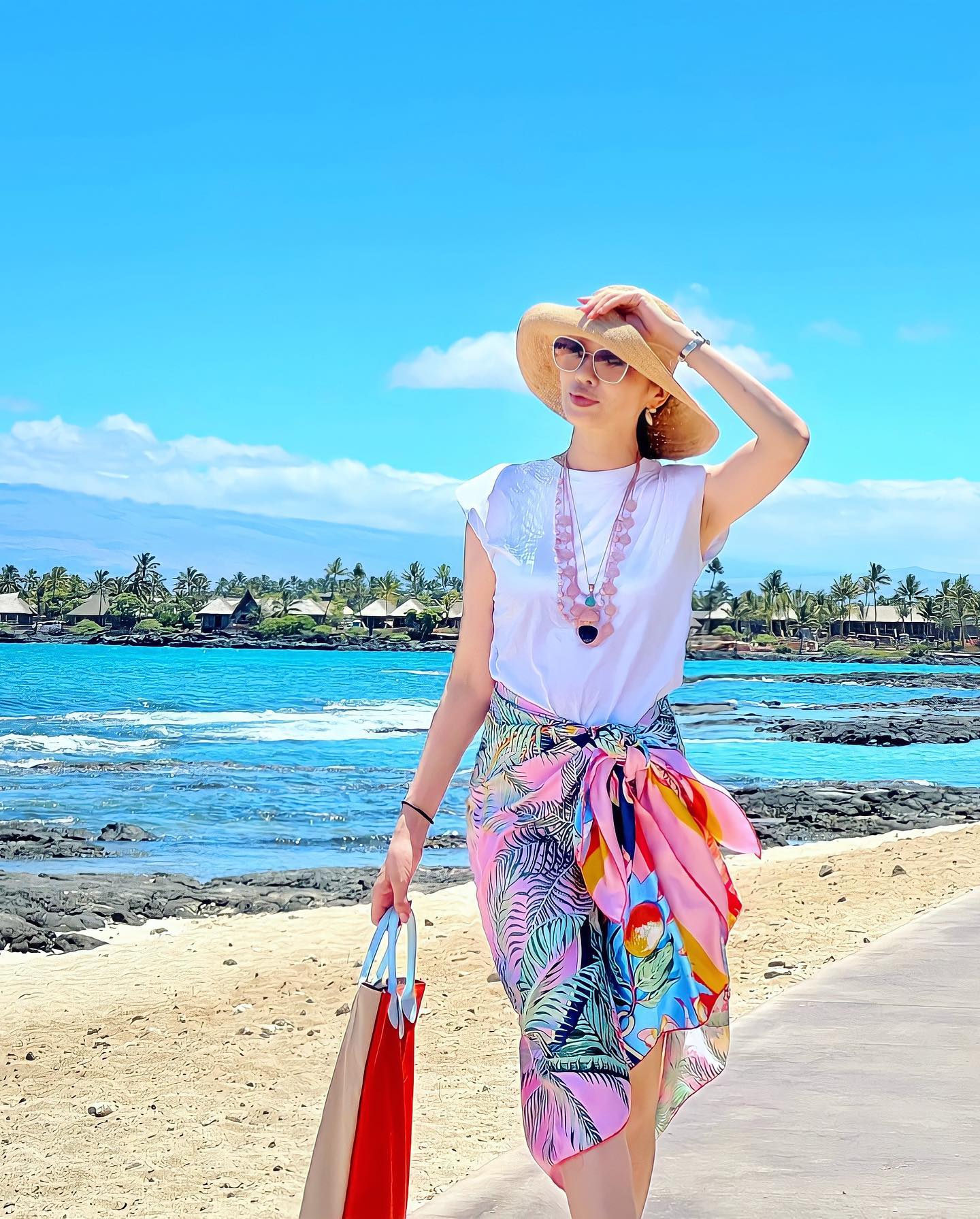 アンミカさんのバカンスSHOTがオシャレすぎる✨「楽園の恋人達😍」