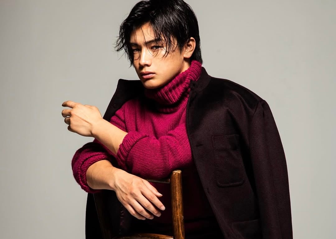 「かっこよすぎる」日本代表FW上田綺世、端正なルックス際立つ大人の着こなし