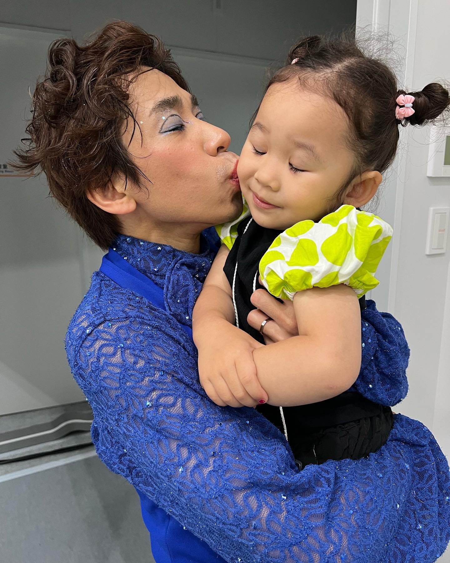 “織田ローラ信成”と愛娘の2ショットが大反響✨「2人ともかわいすぎます😍」