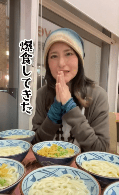 爆食女王・アンジェラ佐藤が「あの超有名うどん店」でうどんを食べつくす⁉