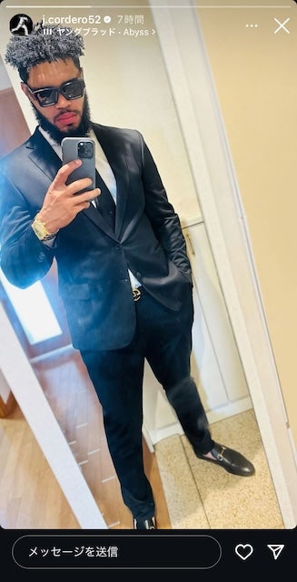 ロッテ 最速163キロ右腕がド派手なスーツ姿を披露！