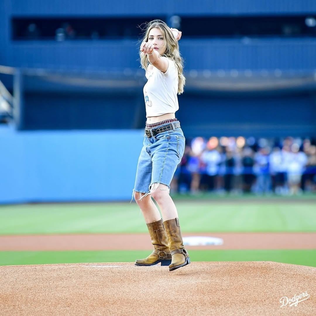 ドジャースの”ワンピース・ナイト”始球式にインスタフォロワー300万人越えの美人女優が登場！スタジアムを湧かせる