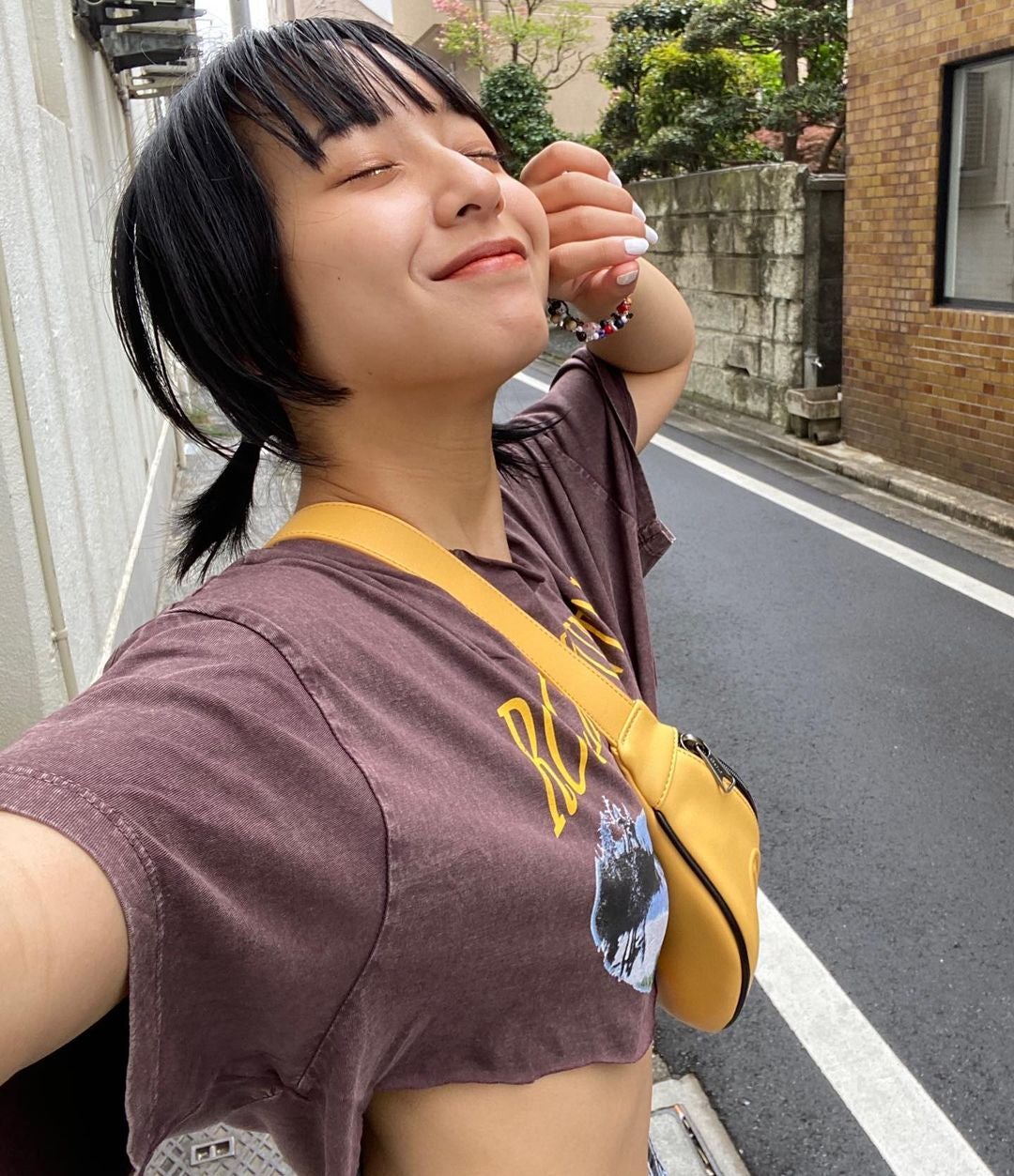 山之内すずさんの「ぶった切ったTシャツ😂」が可愛すぎる💕お腹の出し過ぎに心配の声も🥺💕