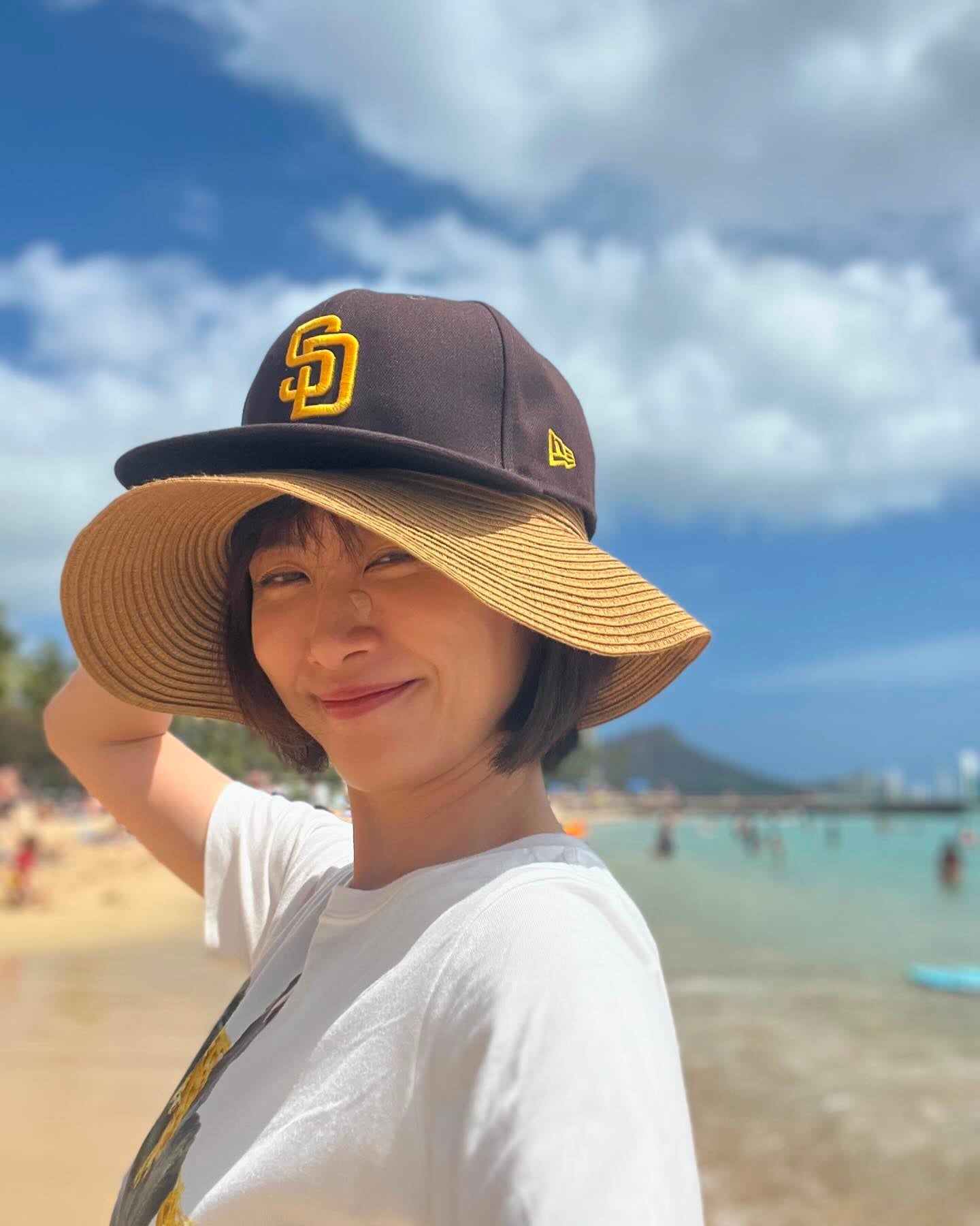 「帽子が濡れないように」人気タレントのソロショットに違和感満載