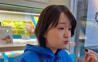 「お菓子のホームラン王再び」篠原梨菜アナ、亀屋万年堂グルメレポにファン興奮