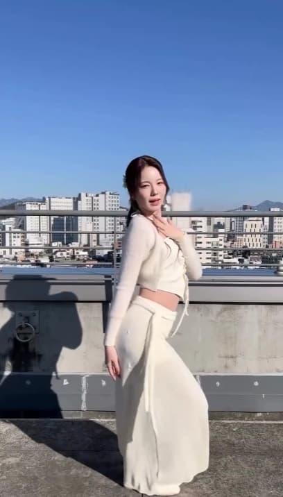 「もう止まらないリピート再生！」NiziUのセクシーダンスにファン熱狂！