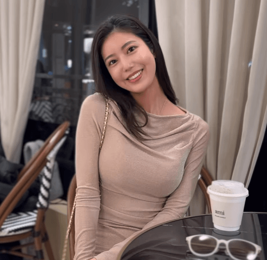 「美女とお洒落カフェ、映える。」令和の峰不二子、美髪かき上げムービーが美しすぎるとファンうっとり