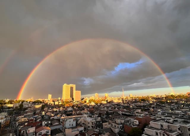 「なんだか宇宙を感じました！」人気女優がダブルの虹を激写！奇跡的な光景にファンもびっくり