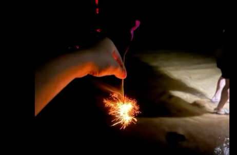 夏の夜を満喫！田渕伶奈、海辺で仲間と楽しむ花火時間