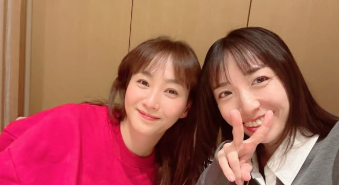 あの人気タレントが大好きな友人と再会！滑り込み2024年の笑顔ショット！