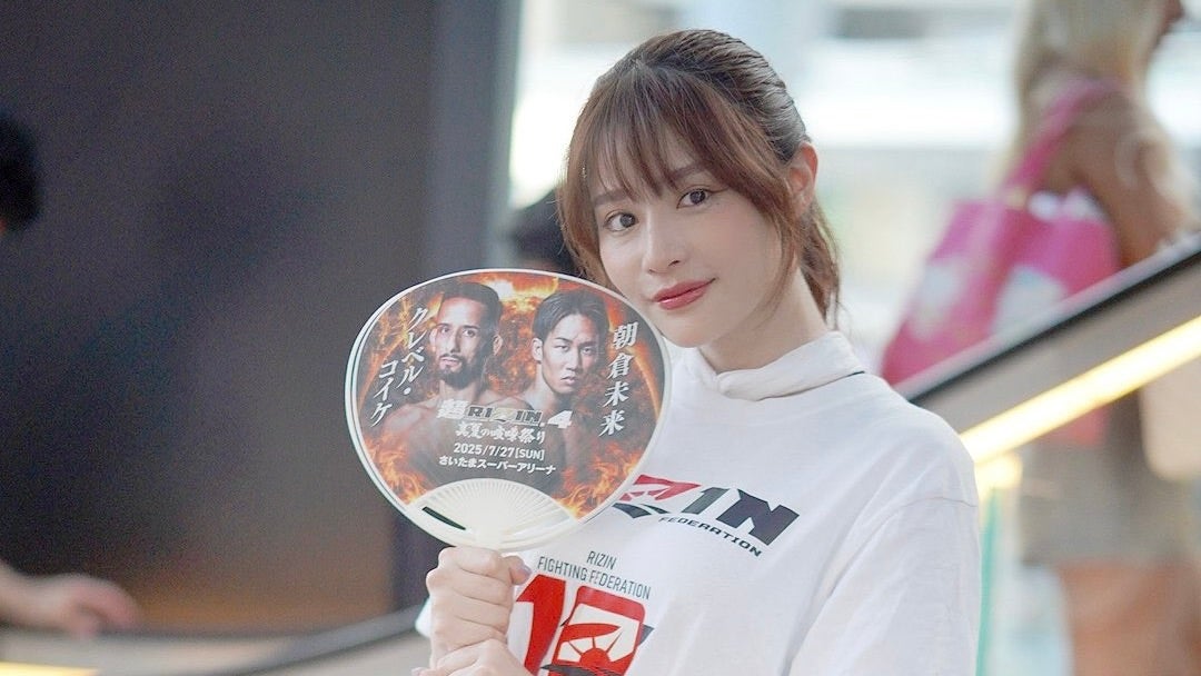 RIZINガール2025・KOUが笑顔でうちわ配布ファン歓喜”天使すぎる配布姿”