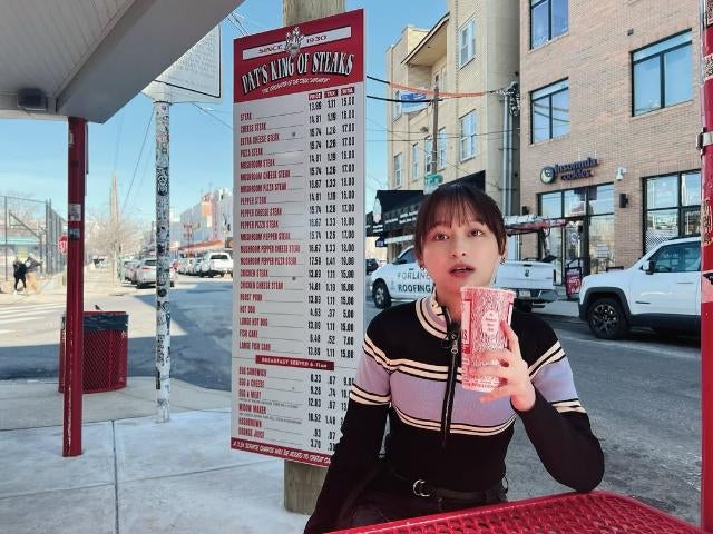 元日向坂46・影山優佳、フィラデルフィアで心語る“ANOTHER SKY”ロケショット公開