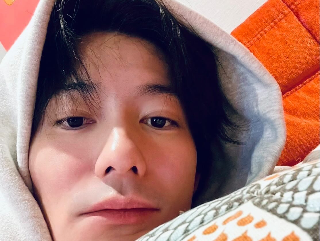 岡田将生が深夜に自撮りでインスタ更新👀 「鼻がつまって眠れません。」