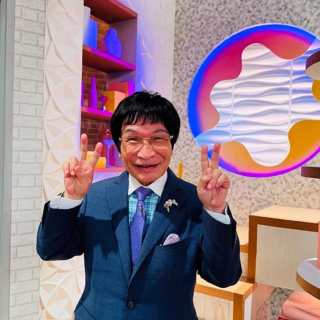 「ピース姿、ナイスです」尾木ママのオフショットにファンからコメント続々