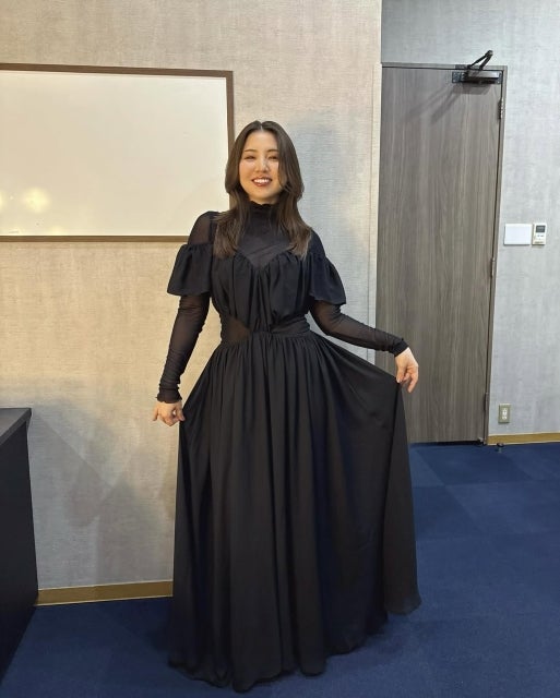 黒を纏って輝く存在感、阿部真央の美しさが引き立つ圧巻のドレス姿