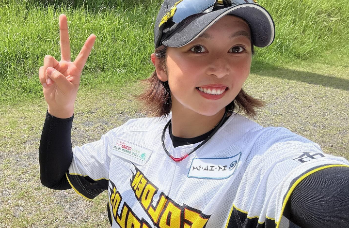 「めっちゃカワイイ」美女野球選手、ゴールドロゴが光る"美クール・ユニフォームショット”を披露！ファン惚れ惚れ