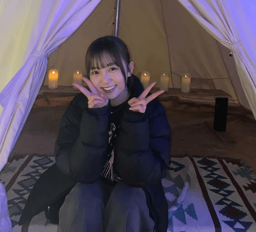 「ほっぺタッチ笑顔が可愛いすぎ」元アイドルの美女優、ライトアップの”テント＆イルミバックショット”が幻想的な美だと話題に！