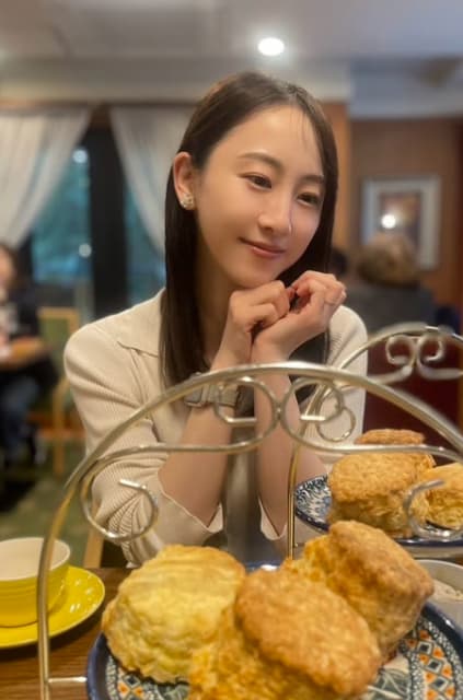 「スコーンでしか得られない幸せ」松井玲奈が豪華アフタヌーンティーを披露
