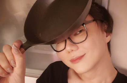 「ギャップがすごすぎる！」ミッツ・マングローブ、新フライパン片手に“素顔”の誕生日ショット公開！