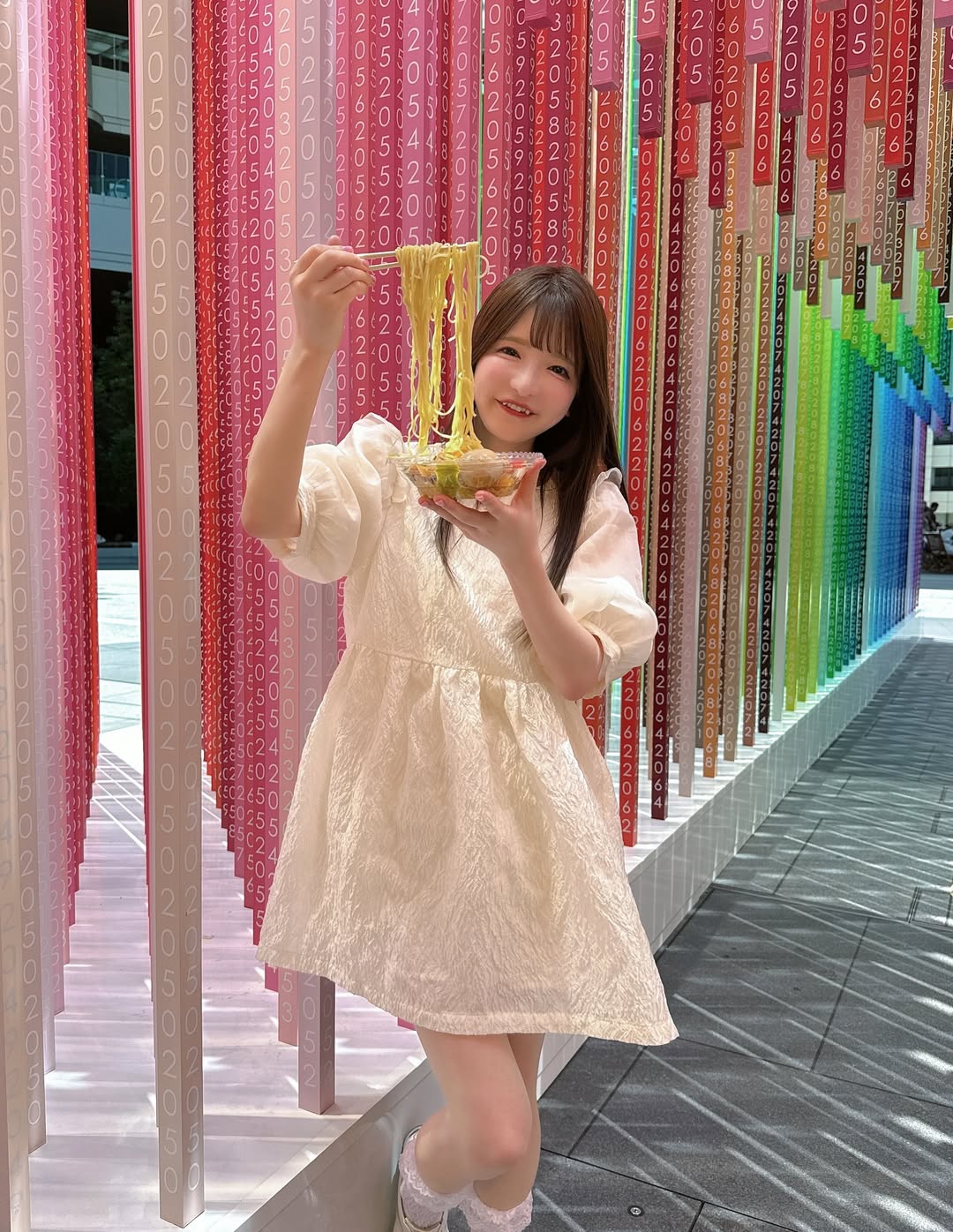 大食いアイドル、白ワンピで屋外立ち食いラーメン？！の衝撃ギャップショット公開！