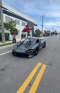 迫り来る2台の車を跳び越える…驚異の身体能力を持つ男が話題に