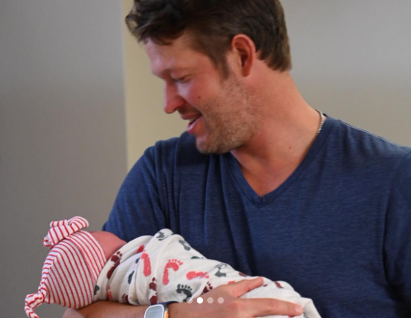 カーショウが娘の誕生を報告!「兄弟姉妹は彼女に夢中」