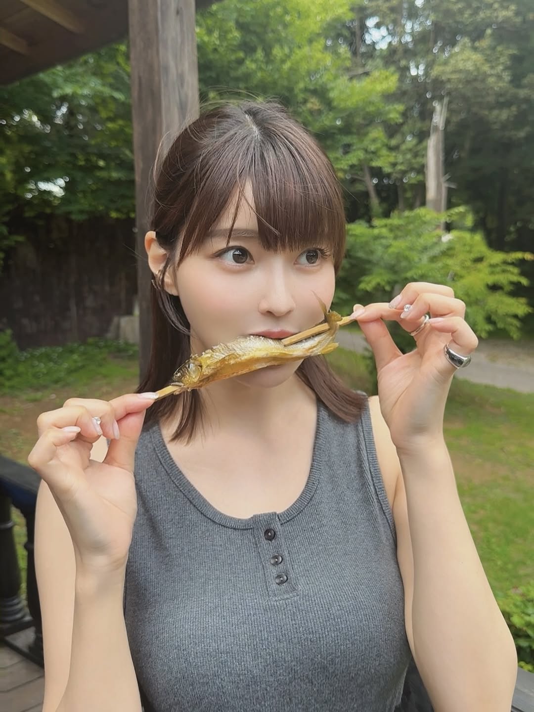 「鮎も稚鮎も大好物」あのグラビアアイドル、魚をくわえたワイルドショットに「かわいい」「色っぽい」