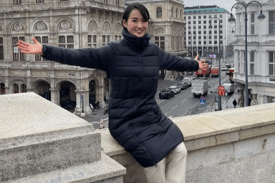 ”現役時代はほとんど行けなかった”ショートヘアの美女空手家、フォトジェニックスポットで見せた両手広げのオフショットに絶賛の声