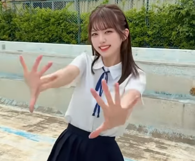 「1…2…3・ミクミクビーーム！」美女アイドル、制服姿の”ビーム発射ムービー”を披露！食らいたいとファンハート荒ぶる