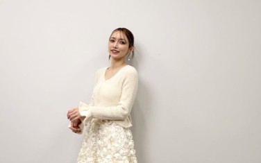 後藤真希、写真集「flos」豪華版メイキング映像の衣装を披露