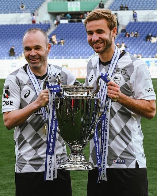 前ヴィッセル神戸所属のイニエスタ　退団のサンペールとの思い出2ショットを公開