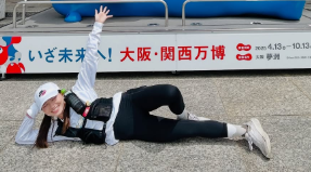 「ミャクミャクポーズに挑戦中！」長谷川朋加、万博マスコットとのコラボランに笑顔満開