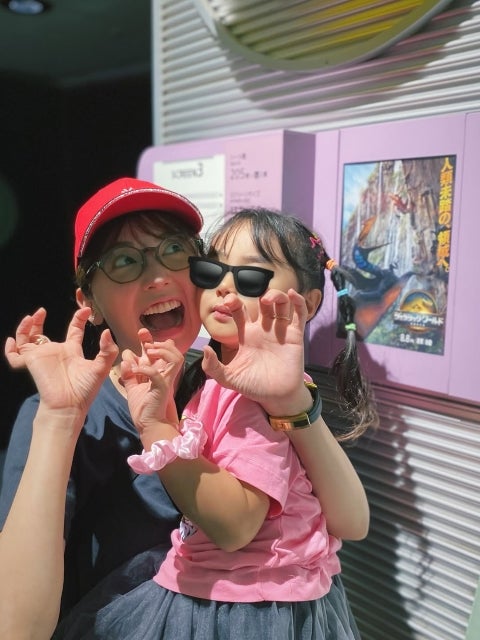 おのののか、娘と『ジュラシック・ワールド』観賞。恐竜を「かわいい」と語る姿に感動