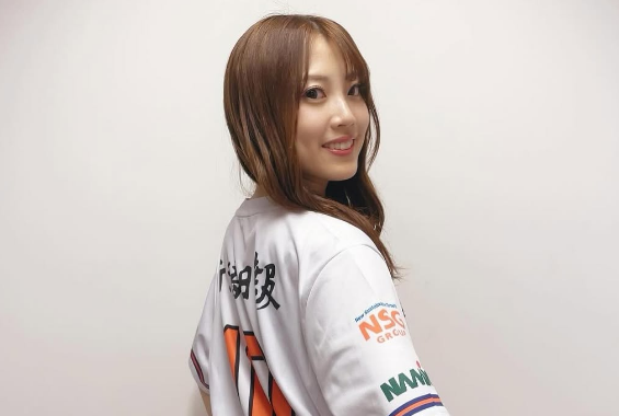 「スタイル良くて可愛い」美女チア、”振り向き・ときめきショット”を公開！オレンジユニ姿にファンうっとり