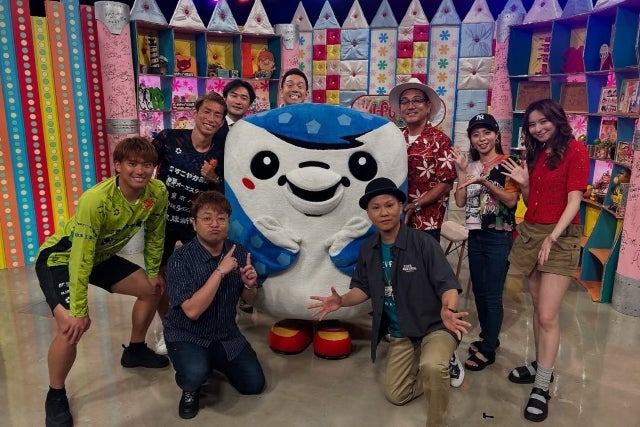 FC琉球OKINAWAの佐藤久弥＆浅川隼人、ジンベーニョとTV生出演で笑顔満開