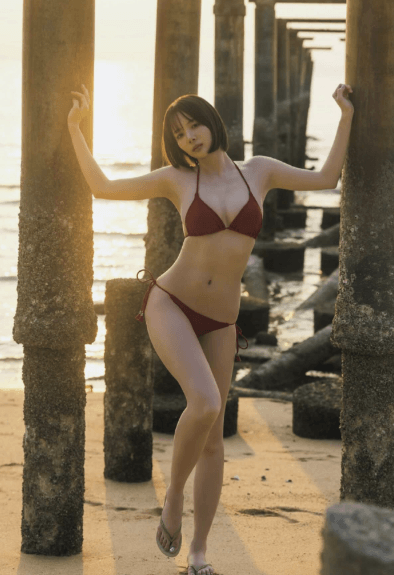 「ナイス役満body」岡田紗佳、週刊ポストの未公開フォトブックをInstagramで紹介