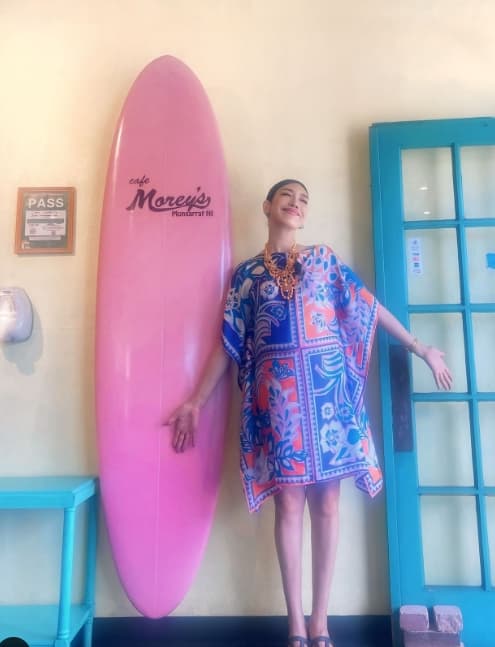 ヒールのクロックス、まだ履いてます！スタイル抜群モデル、ハワイでの思い出を詰め込んだ可愛いコーデと撮影裏話