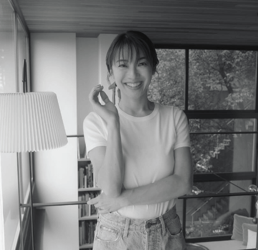 内山理名、白Tデニムスタイルを披露！40代のカジュアルコーデに注目