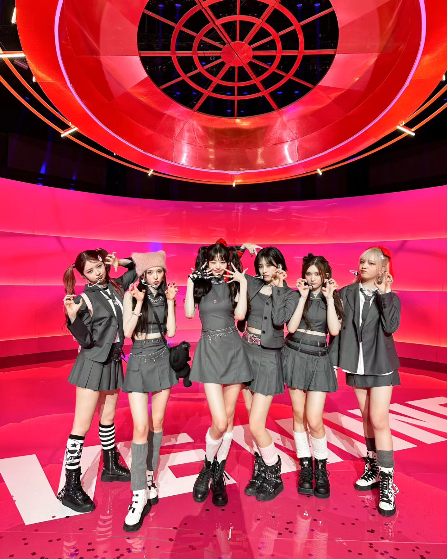 カムバック中のiveが可愛すぎる猫ショットを公開🐈