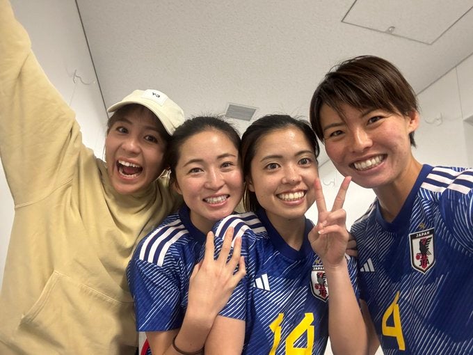 元なでしこ・岩渕真奈が北朝鮮戦の勝利を祝福!!長谷川唯や清水梨紗らとの豪華ショットを公開