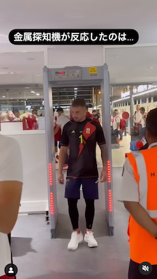 パリ五輪金メダリストに”金属探知機”反応!?　服から出てきたのは、まさかの〇〇