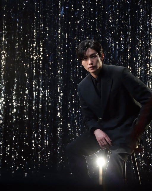 圧巻の目黒蓮、黒の静寂を纏ってAIを完璧に演じ切る