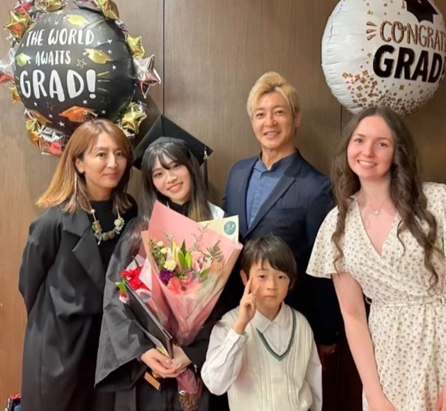 つるの剛士が次女のハイスクール卒業式に参列！