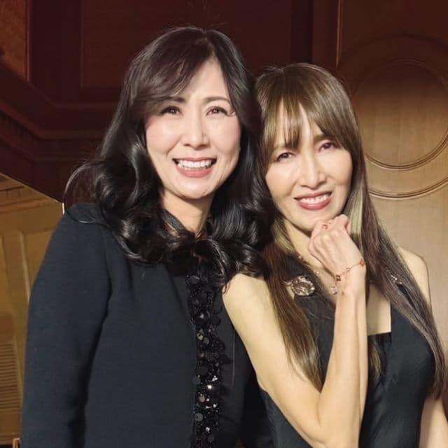 工藤静香、名古屋でのディナーショーにおニャン子クラブのあの人が来てくれて2ショット！