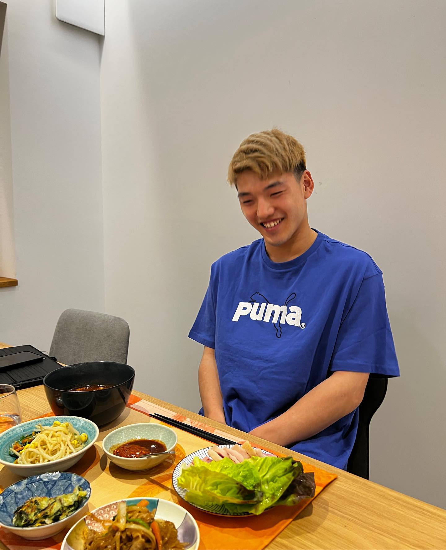 堂安律がご飯を目の前に爽やかスマイルを披露📸「笑顔かわいい💖」