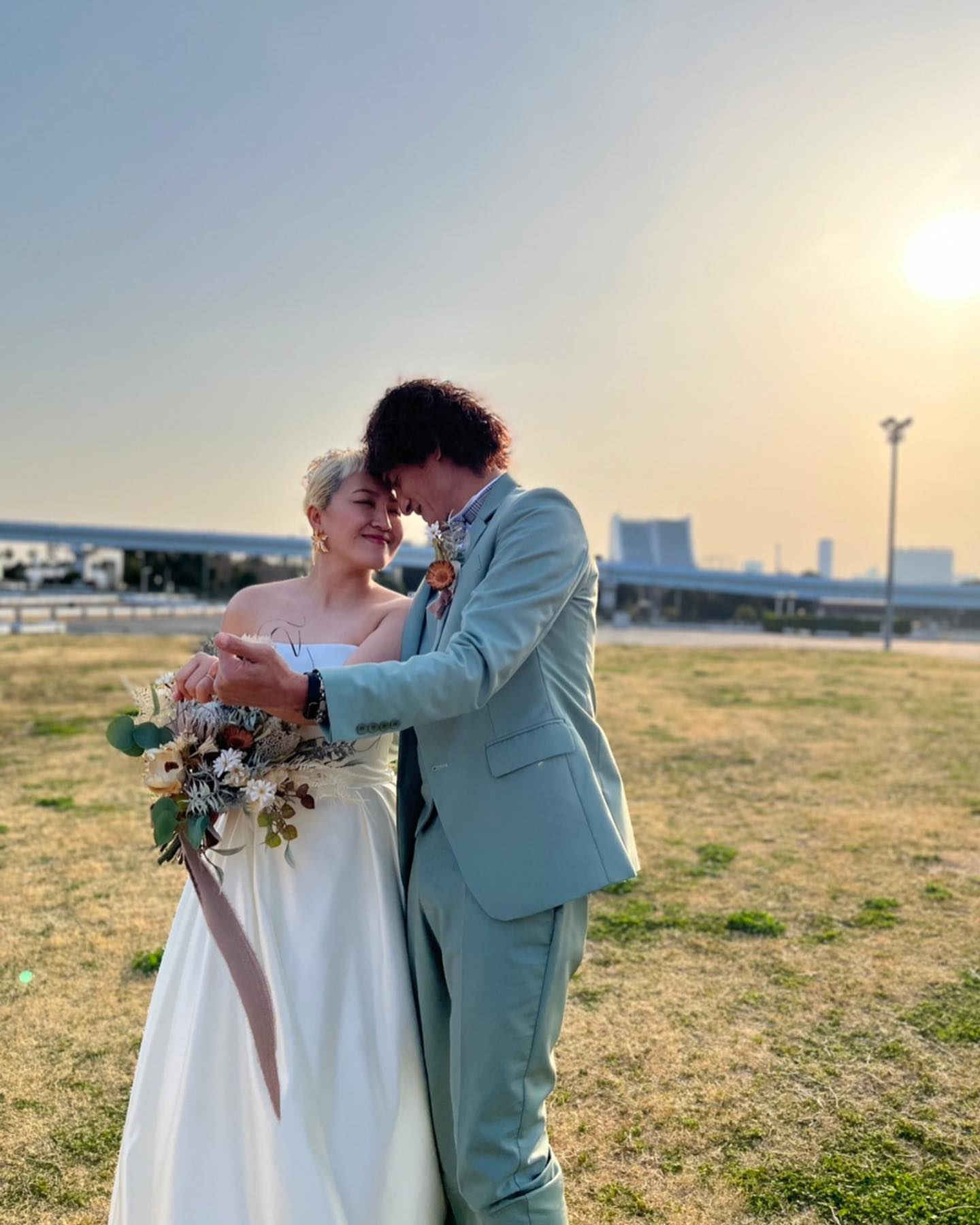 丸山桂里奈さんがウエディングドレス姿で夫婦幸せ2ショット！「素敵でした❤️」