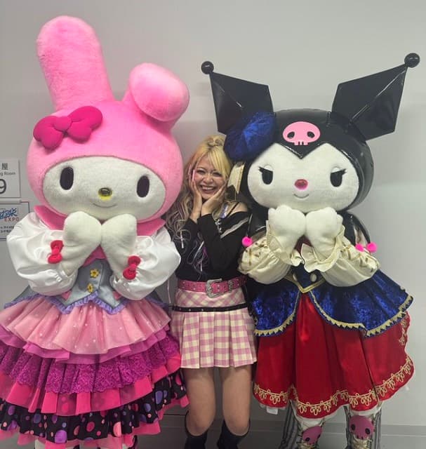 「人生ありがとう!!!」エルフ・荒川、サンリオキャラに挟まれ大興奮！幸せキュートな姿にファンも歓喜