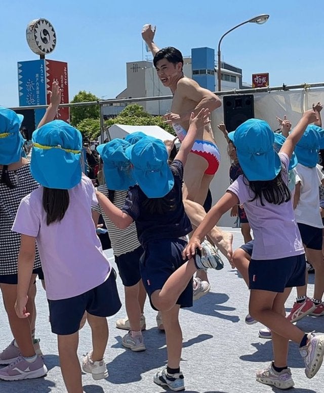 小島よしお、赤穂での記念イベントに参加　「駅にはたくさんのよしお」