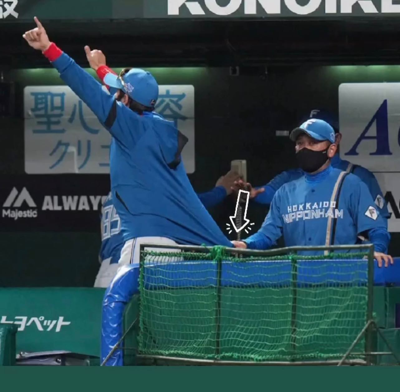 「可愛いぃビックボス😍」新庄監督と林ヘッドコーチの2Sに「いいコンビですね🤣」